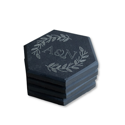 PORTA COPOS INICIAIS PERSONALIZADO - HEXAGONAL - ARDÓSIA - COR GRAFITE - KIT COM 4 UNIDADES