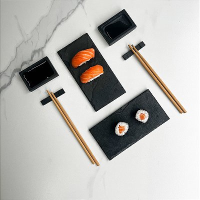 KIT PARA SUSHI SEM PERSONALIZAÇÃO - 2 PRATOS RETANGULARES 10X20CM (ACAB. RÚSTICO), 2 MOLHEIRAS, 2 APOIOS PARA HASHI - ARDÓSIA - COR GRAFITE