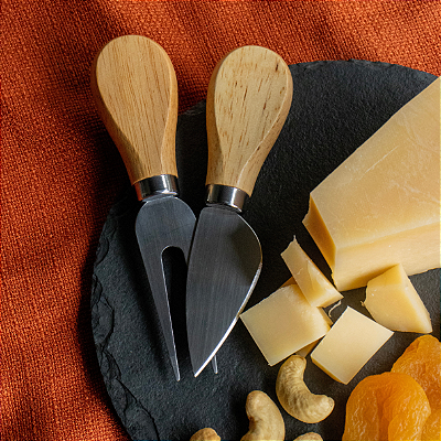 KIT PARA TÁBUA DE FRIOS - 1 PRATO REDONDO 18CM, 1 FACA E 1 GARFO CABO DE MADEIRA - ARDÓSIA - COR GREY