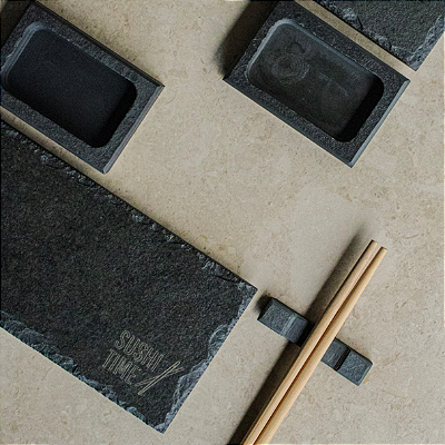 KIT PARA SUSHI PERSONALIZADO "SUSHI TIME" - 2 PRATOS RETANGULARES 10X20CM (ACAB. RÚSTICO), 2 MOLHEIRAS, 2 APOIOS PARA HASHI, 2 HASHI DE BAMBU - ARDÓSIA - COR GRAFITE