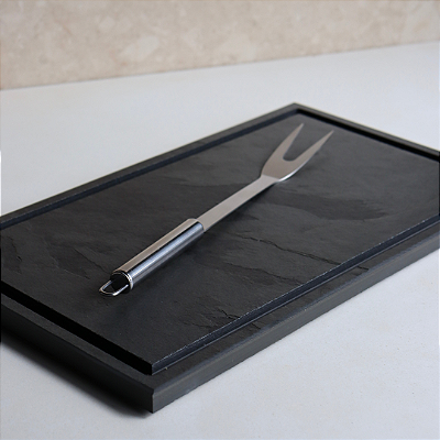 KIT CHURRASCO - 1 TÁBUA RETANGULAR 27X45CM COM FRISO 10MM, 1 GARFO INOX - ARDÓSIA - GRAFITE