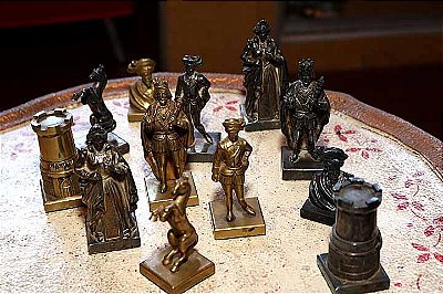 Figuras antigas em metal maciço ilustrativas de peças de xadrez.