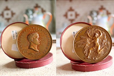 Medalha de bronze antiga cunhada com a figura de Napoleão Bonaparte