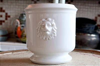 Pote decorativo em cerâmica com figura de leão