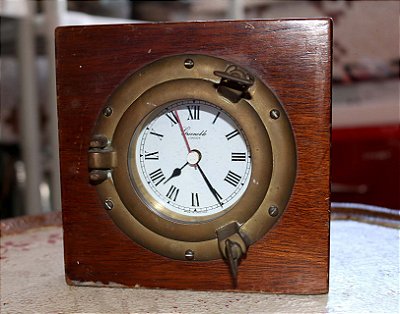 Relógio antigo de mesa em madeira adaptado à pilha