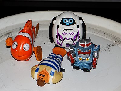 Brinquedos Antigos Lote com 4 Bonecos Promocionais Antigos sendo 2 a corda ( não testados )