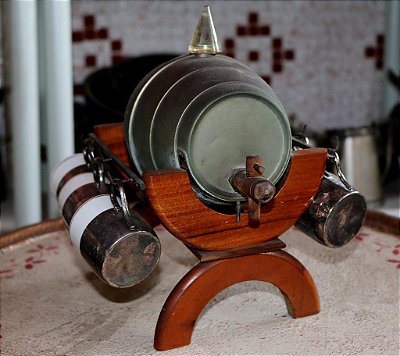 Barril pequeno em metal com 6 xícaras, peça decorativa para café