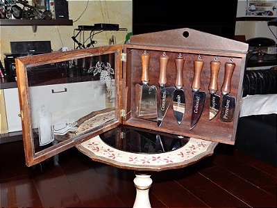 Conjunto de FACAS PARA QUEIJO em mostruário de madeira e vidro
