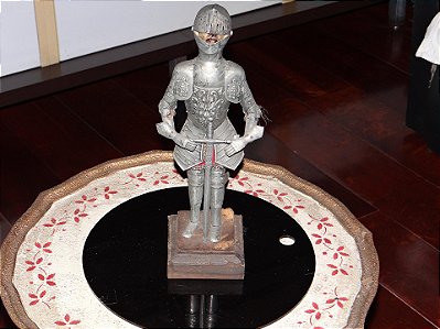 Figura de CAVALEIRO MEDIEVAL com armadura em metal