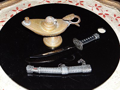 Conjunto MINI ESPADA E LAMPARINA em metal antigo