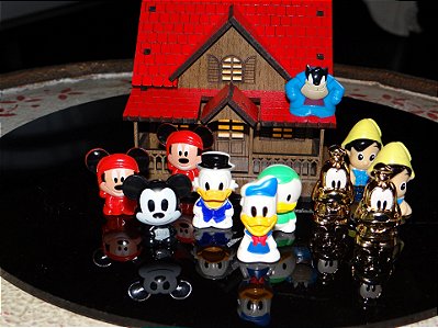 Kit Clássicos DISNEY com 10 Gogos diversos mais 1 Casinha de madeira