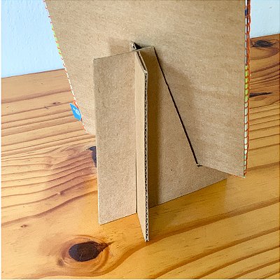 Suporte Sustentável para Quadro de Mesa