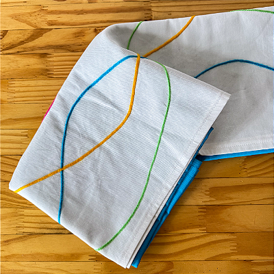 Toalha de mesa de tricoline azul – 1,45 x 1,45 m com barra com colorida e bordado