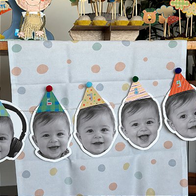 Cordão de Fotos Mês a Mês com Chapéus