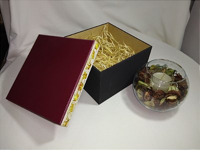 Kit Personalizado contendo caixa em MDF mais vaso de vidro com vela e flores aromatizadas