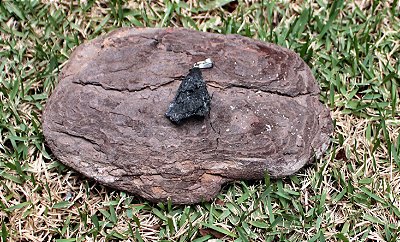 Pingente de Pedra Cianita Negra - Vassoura de Bruxa