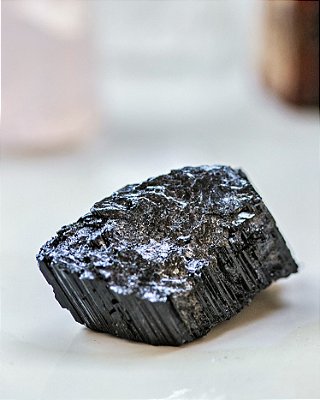 Turmalina Negra Pedra Bruta Unitária  aprox 100 gramas.