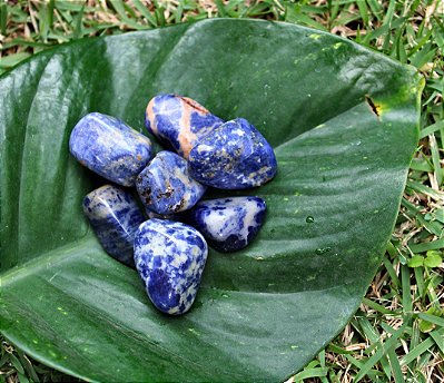 Pedra 2024 - Pedra Sodalita Rolada Unitária Tamanho de 3 a 4 cm.