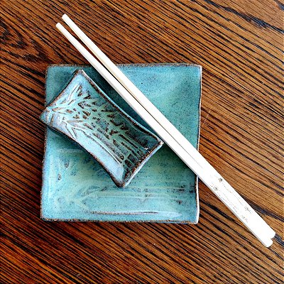 Kit Japonês em Cerâmica feito a mao - Linha BAMBU I com 3 pecas 1 pratinho quadrado + 1 porta shoyo + hashi