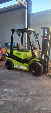 EMPILHADEIRA CLARK MODELO : CQ30 TORRE : TRIPLEX 4,7 MTRS COM DESLOCADOR CAPACIDADE : 3,0 TON ANO : 2011