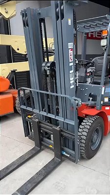 EMPILHADEIRA HELLI MODELO : CPQD25 TORRE : TRIPLEX 4,7 MTRS COM DESLOCADOR CAPACIDADE : 2,5 TON COMBUSTÍVEL : GLP ANO : 2025