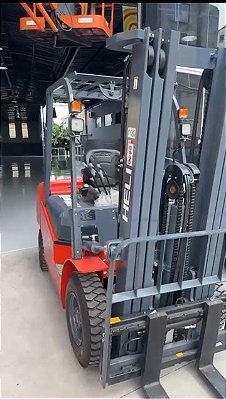 EMPILHADEIRA HELLI MODELO : CPQD35 TORRE : TRIPLEX 4,7 MTRS COM DESLOCADOR CAPACIDADE : 3,5 TON COMBUSTÍVEL : DIESEL ANO : 2025 - 0KM