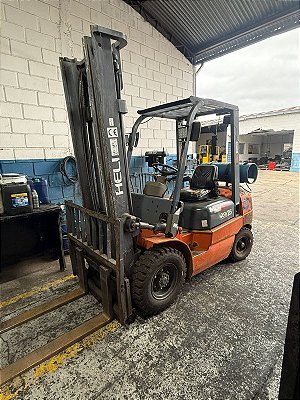 EMPILHADEIRA HELLI, MODELO:CPQD25, ANO:2013, COMBUSTIVEL: GLP, TORRE:DUPLEX COM DESLOCADOR