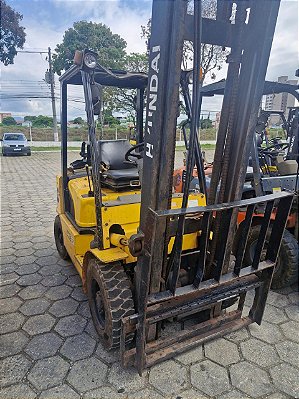 EMPILHADEIRA HYUNDAI MODELO : 25L-7 ANO : 2008 TORRE : DUPLEX COM DESLOCADOR CAPACIDADE : 2,5 TON