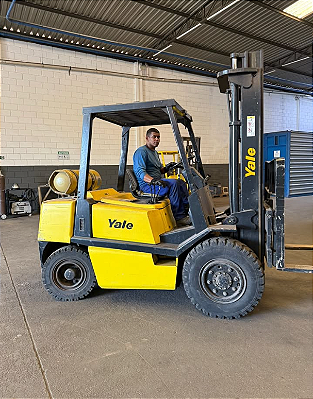 EMPILHADEIRA YALE MODELO GP080 ANO: 1998 COMBUSTIVEL: GLP CAPACIDADE 4 TON VALOR : R$ 89,900,00