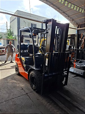 EMPILHADEIRA TOYOTA MODELO : 8FG25 ANO : 2007 COMBUSTIVEL: GLP TORRE : TRIPLEX 4.7 MTS CAPACIDADE: 2.5 TONELADAS