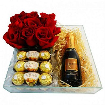 Cesta com Ferrero Rocher, Rosas Artificiais e Chandon