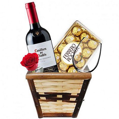 Cesta para Homens com Ferrero, Vinho Importado e Taça