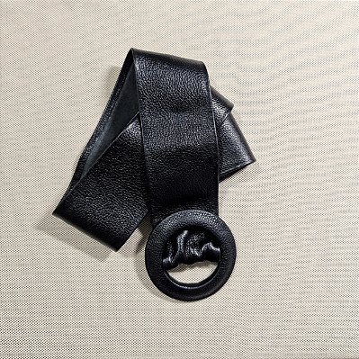 Cinto largo em couro legítimo preto com fivela ajustável sem furo