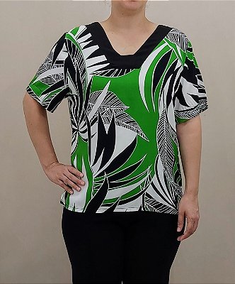 Blusa estampada verde de viscose com manga curta e decote V