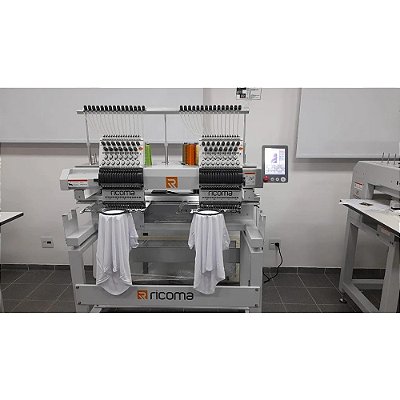 MAQUINA DE BORDADOS 2 CABEÇAS 15 AGULHAS AREA DE TRABALHO 500 X 350 MM RICOMA MT 1502-8S BIVOLT
