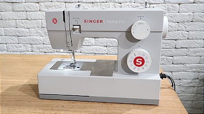 Máquina de Costura Doméstica Singer Facilita Pro 4432 - 110 V
