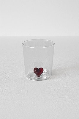 copo de vidro coração vermelho