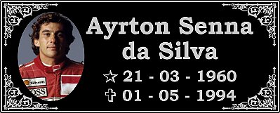 Placa de inox gravada em alto relevo, com fundo negativo, medindo 25x10cm. Com foto de porcelana Colorida, medindo 6x8cm