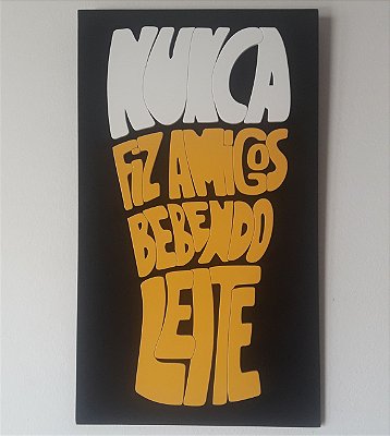 Quadro Relevo Nunca Fiz Amigos Bebendo Leite Laqueado Mdf