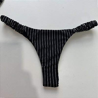 Calcinha Semi Fio fru-fru lateral risca giz preta 016 (top não incluso)