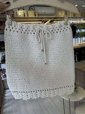 Saia off white trama fechada crochê