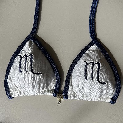 Cortininha 018 com bojo removível off white e detalhes marinho com bordado signo Escorpião