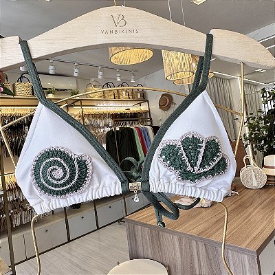 Top cortininha com bojo removível 018 com detalhes em crochê Verde militar e Off White Ilhabela (CALCINHA NÃO INCLUSO)