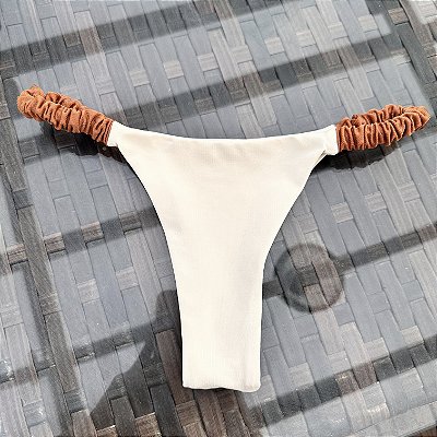 Calcinha 016 Semi Fio fru-fru lateral Ilhabela off white e Glow marrom (top não incluso)