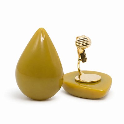 Brinco de Pressão Acrílico Cremoso Gota Mostarda Queimado | Clipe Francês Ajustável Ouro 18K | 3,00 x 2,00 cm | Coleção Mocha 2025