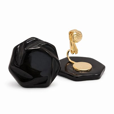 Brinco de Pressão Acrílico Cremoso Preto Facetado | Formato Hexagonal Orgânico | Clipe Francês Ajustável Ouro 18K | 2,50 cm | Coleção Mocha 2025