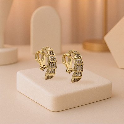 Brinco de Pressão BP Meia Argola Esculpida com Cristais | Banho Ouro 18K ou Prata 925 | Clipe Ômega Francês