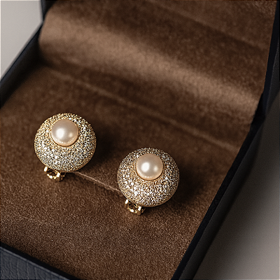 Brinco de Pressão Lumière – Halo de Lumière | Ouro 18K, Pérola Sintética & Micro Zircônias