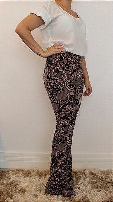 Calça feminina modelagem flare em tecido jacquard e estampa black rose