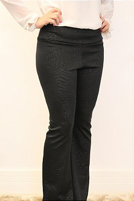 Calça feminina modelagem flare em tecido neoprene com estampa animal print preto